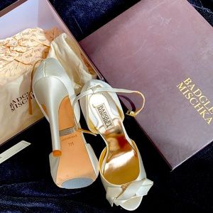 Badgley Mischka sz 7 off-white stilettos formal